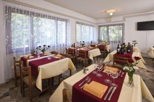 Restoran ili drugo mesto za obedovanje u objektu Hotel Al Lago