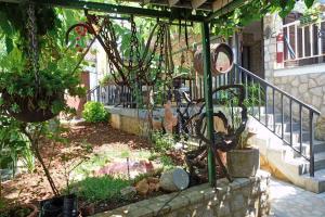 Vonkajšia záhrada v ubytovaní Apartment in Njivice - Insel Krk 38719