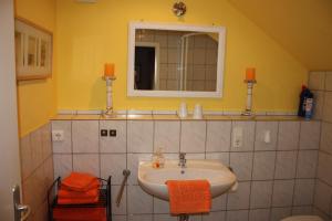 a bathroom with a sink and a mirror at Ferienwohnung Bacharach in Bacharach