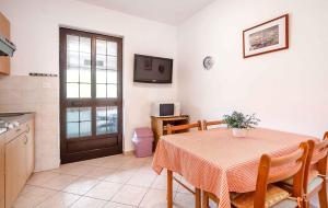 comedor con mesa y cocina en Apartment in Porec/Istrien 38611, en Poreč