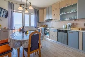 Kuchyň nebo kuchyňský kout v ubytování Apartment in Crikvenica 39213 + 37 fotografií