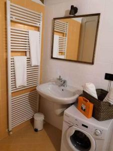 ein Badezimmer mit einem Waschbecken und einer Waschmaschine in der Unterkunft Holiday home in Bellagio/Comer See 38248 in Bellagio