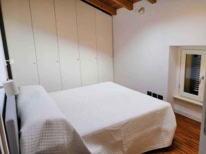 ein Schlafzimmer mit einem weißen Bett und einem Fenster in der Unterkunft Holiday home in Bellagio/Comer See 38248 in Bellagio