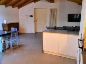 ein Wohnzimmer mit einer Theke mit einem Sofa und einem Tisch in der Unterkunft Holiday home in Bellagio/Comer See 38248 in Bellagio