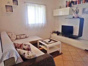Televízia a/alebo spoločenská miestnosť v ubytovaní Apartment in Rovanjska 37204