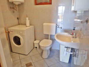 Kúpeľňa v ubytovaní Apartment in Rovanjska 37204 + 17 fotografií