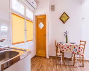 Fotografia z galérie ubytovania Apartment in Vrbnik/Insel Krk 36873 vo Vrbniku + 22 fotografií