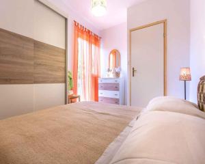 瓦比尼科的住宿－Apartment in Vrbnik/Insel Krk 36873，一间卧室配有一张床、梳妆台和镜子