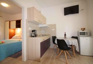 Kuchyňa alebo kuchynka v ubytovaní Apartment in Porec/Istrien 36967