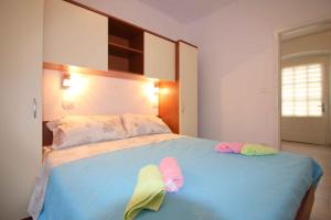 Apartment in Porec/Istrien 36967 في بوريتش: غرفة نوم عليها سرير وفوط