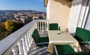 ein Tisch und Stühle auf einem Balkon mit Aussicht in der Unterkunft Apartments in Vrbnik - Insel Krk 36771 in Vrbnik