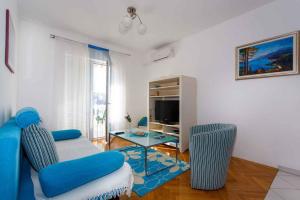 ein Wohnzimmer mit einer Couch und einem Tisch in der Unterkunft Apartments in Vrbnik - Insel Krk 36771 in Vrbnik