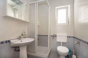 ein Badezimmer mit Toilette, Waschbecken und Dusche in der Unterkunft Apartments in Vrbnik - Insel Krk 36771 in Vrbnik