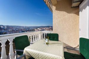 Ein Balkon oder eine Terrasse in der Unterkunft Apartments in Vrbnik - Insel Krk 36771