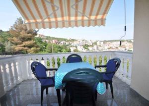 Ein Balkon oder eine Terrasse in der Unterkunft Apartments in Vrbnik - Insel Krk 36771