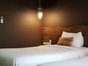 Chiangkhong Teak Garden Riverfront Onsen Hotel- SHA Extra Plus客房内的一张或多张床位