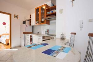 Kuchyň nebo kuchyňský kout v ubytování Apartments in Vrbnik/Insel Krk 36771 + 9 fotografií