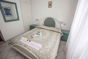 ein kleines Schlafzimmer mit einem Bett in einem Zimmer in der Unterkunft Apartment in Rosolina Mare 25066 in Rosolina Mare