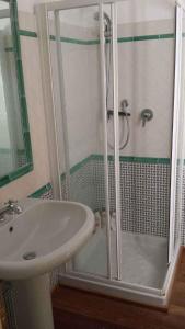 ein Badezimmer mit Dusche und Waschbecken in der Unterkunft Apartment San Giovanni - Insel Elba 23681 in San Giovanni