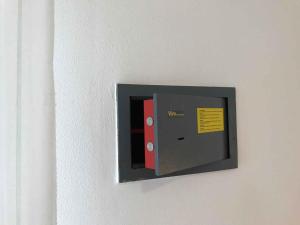 ビビオーネにあるApartments in Bibione 36154の白い壁の壁に電子レンジが置かれている