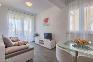 sala de estar con mesa de cristal y sofá en Apartment in Premantura/Istrien 33043, en Premantura