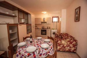 Kuchyň nebo kuchyňský kout v ubytování Apartment in Rosolina Mare 25069