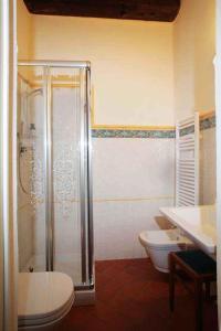 bagno con doccia e servizi igienici. di Apartment in Capolona/Toskana 23622 a Capolona