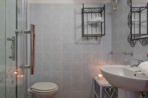 łazienka z toaletą i umywalką w obiekcie Holiday home in Golfo Aranci 30357 w mieście Golfo Aranci