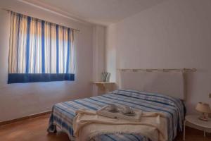 ein Hotelzimmer mit einem Bett und einem Tablett darauf in der Unterkunft Holiday home in Golfo Aranci 30357 in Golfo Aranci