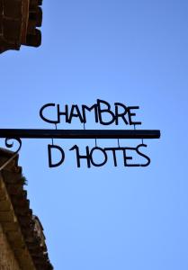 una señal que lee Chandra bhorses colgando de un edificio en Les Chêneslierres, en Lourmarin