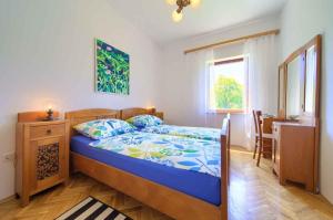 Apartment in Vrbnik/Insel Krk 35995 tesisinde bir odada yatak veya yataklar
