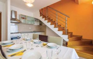 een eetkamer met een tafel en een trap bij Apartment in Senj 17249 in Senj