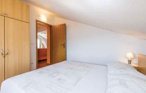Postel nebo postele na pokoji v ubytování Apartment in Senj 17249