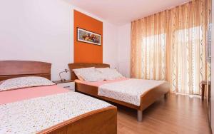 sypialnia z dwoma łóżkami i oknem w obiekcie Apartments in Vrbnik/Insel Krk 36005 w mieście Vrbnik