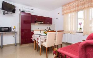 kuchnia i jadalnia ze stołem i krzesłami w obiekcie Apartments in Vrbnik/Insel Krk 36005 w mieście Vrbnik +16 zdjęć