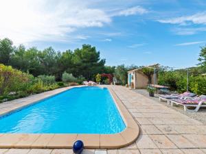 una piscina con 2 tumbonas junto a ella en Modern holiday home with private pool, en Lambesc