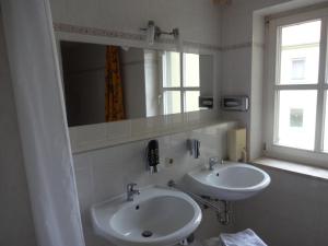 Baño con 2 lavabos, espejo y ventana en Lausitzhof en Lübbenau