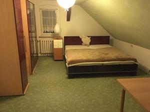 Giường trong phòng chung tại Apartment in Deutscheinsiedel 36165