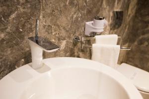 Koupelna v ubytování Zeniva Hotel