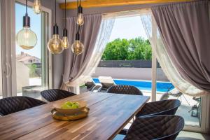 Bazén v ubytování Holiday home in Becici 35609 nebo v jeho okolí