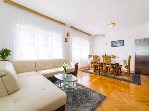 Posedenie v ubytovaní Holiday home in Jasenice 33303