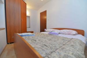 Postel nebo postele na pokoji v ubytování Apartment in Veli Losinj 14933