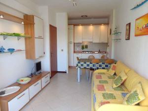 sala de estar con sofá y comedor en Apartment in Porto Santa Margherita 25143, en Porto Santa Margherita