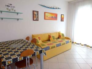 sala de estar con sofá y mesa en Apartment in Porto Santa Margherita 25143, en Porto Santa Margherita