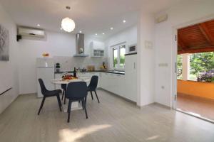 Kuchyň nebo kuchyňský kout v ubytování Holiday Homes in Porec - Istrien 10234