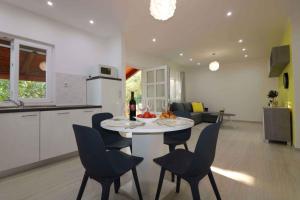 Kuchyň nebo kuchyňský kout v ubytování Holiday Homes in Porec - Istrien 10234