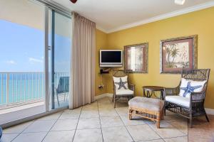 sala de estar con mesa, sillas y TV en Tidewater Beach Resort #2014 by Book That Condo en Panama City Beach