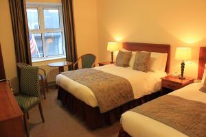 Una cama o camas en una habitación de The Clonakilty Hotel