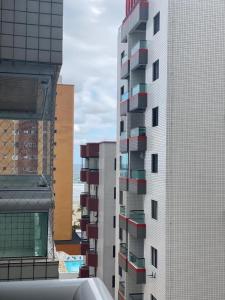 vista su due edifici alti in una città di Royale a Praia Grande