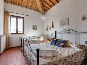 Ein Bett oder Betten in einem Zimmer der Unterkunft Rustic Farmhouse in Buonconvento with Tuscan Views